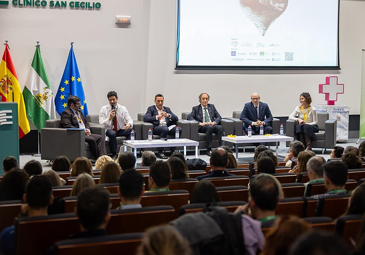 El rector de la UGR, Pedro Mercado, participó en la mesa inaugural con los profesionales que lo han tratado en fisioterapia cardiaca tras su infarto.