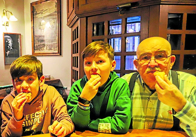 Ángel, su hermano Alejandro y Paco, mítico dueño del restaurante Braserito, que se ha sumado a la campaña