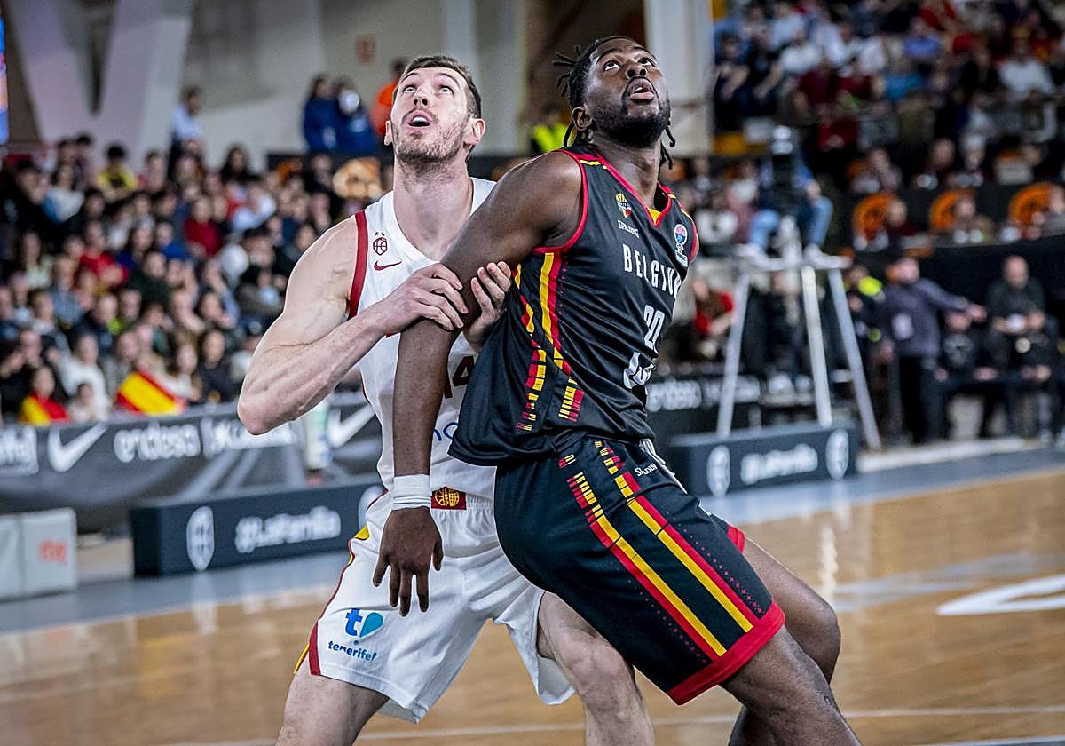 El rojinegro Rubén Guerrero, de blanco con la Selección, pugna contra un rival por el rebote.