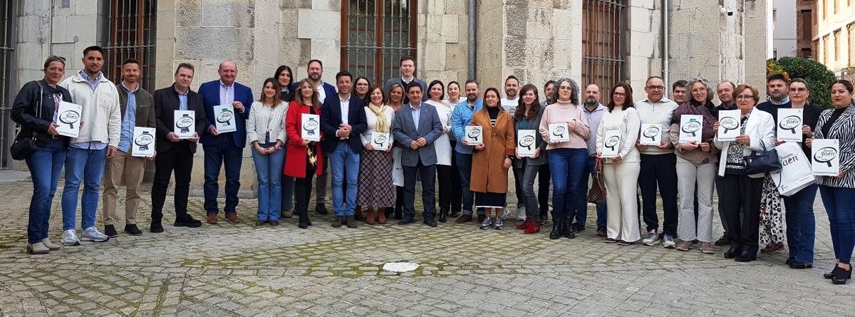 Representantes de las empresas con la placa acreditativa del sello Degusta Jaén