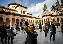 Turistas de visita en el Patio de los Leones de la Alhambra.