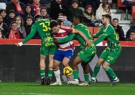 Lucas Boyé se escabulle de tres adversarios del Zaragoza.