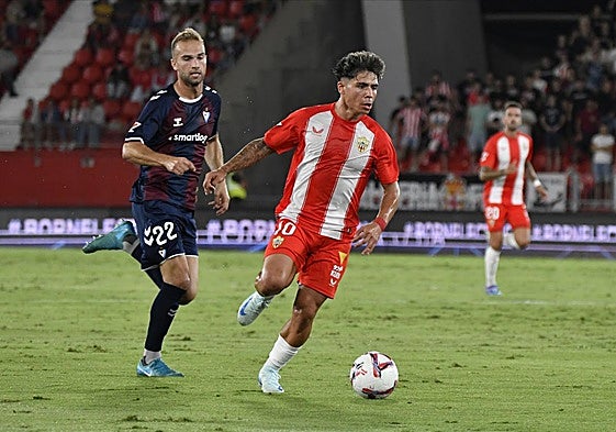 Nico Melamed avanza en el partido ante el Eibar, donde logró el 1-2.