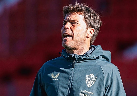 Rubi se dirige a sus jugadores durante un enternamiento.