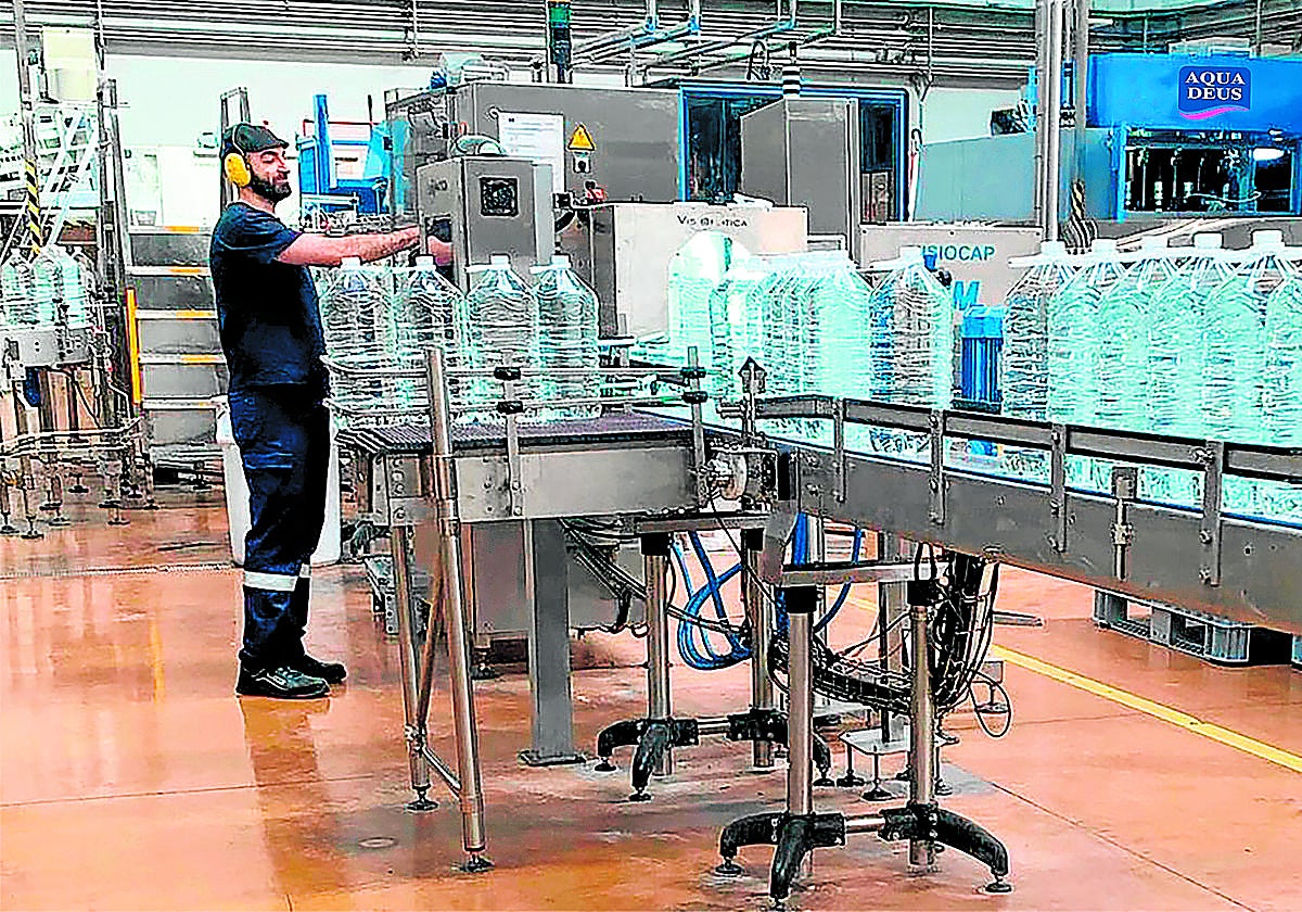 Vista general de la planta de embotellado de Aguadeus, en Dúrcal.