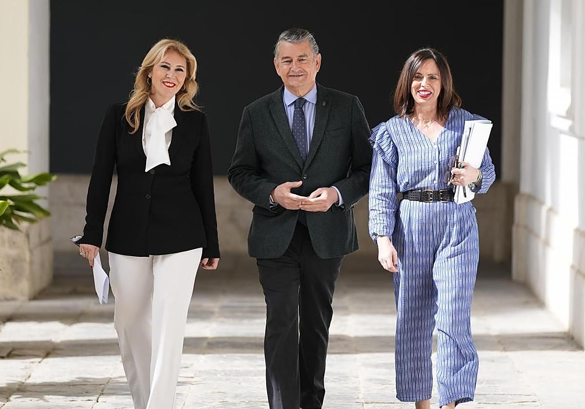 El consejero de la Presidencia, Interior, Diálogo Social y Simplificación Administrativa, Antonio Sanz; la consejera de Economía, Hacienda y Fondos Europeos y portavoz del Gobierno, Carolina España (i); y la consejera de Fomento, Articulación del Territorio y Vivienda, Rocío Díaz (d), a su llegada a la rueda de prensa posterior al Consejo de Gobierno.