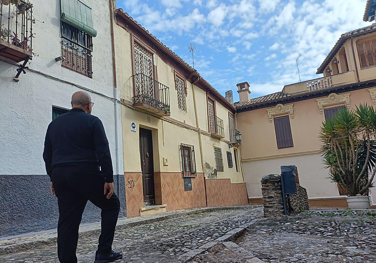 El edificio se encuentra en la calle Ecce Homo del barrio del Realejo, detrás del Campo del Príncipe.