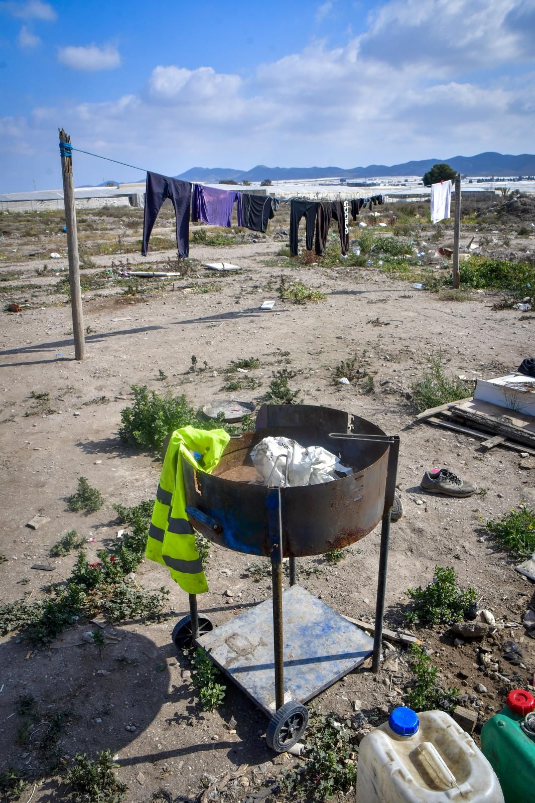 Ropa tendida en el asentamiento del Cortijo El Uno de Níjar.