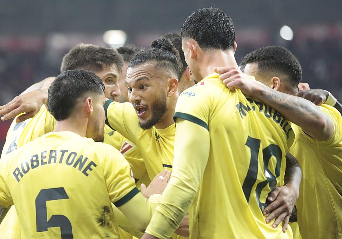 Luis Suárez agradece a Robertone la presión que dio paso al gol de la UDA.