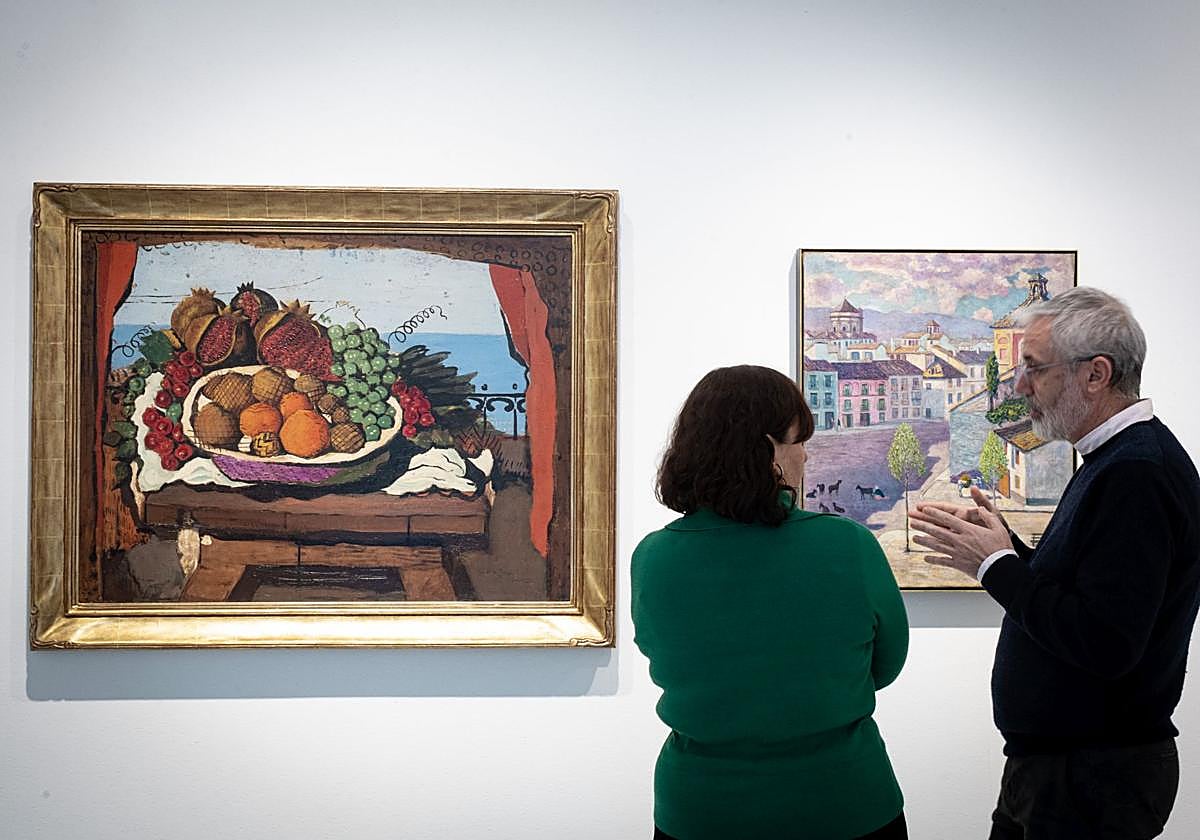 Dos visitantes, ante algunas de las obras que integran la muestra.