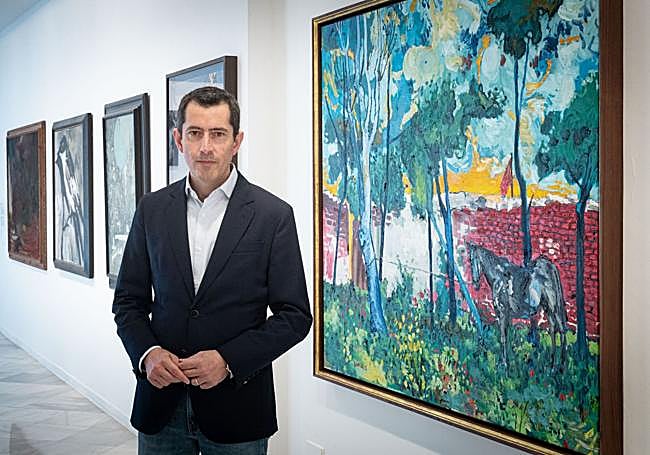 El coleccionista Juan Alfonso Contreras, ante uno de los cuadros cedidos para 'Custodia temporal'.