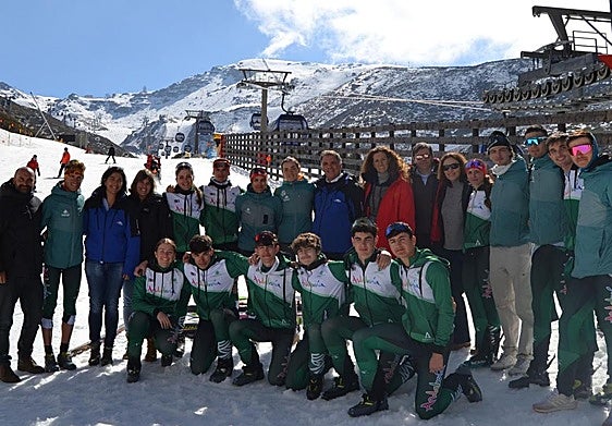 El equipo andaluz de esquí de montaña, junto a Mariola Rus.