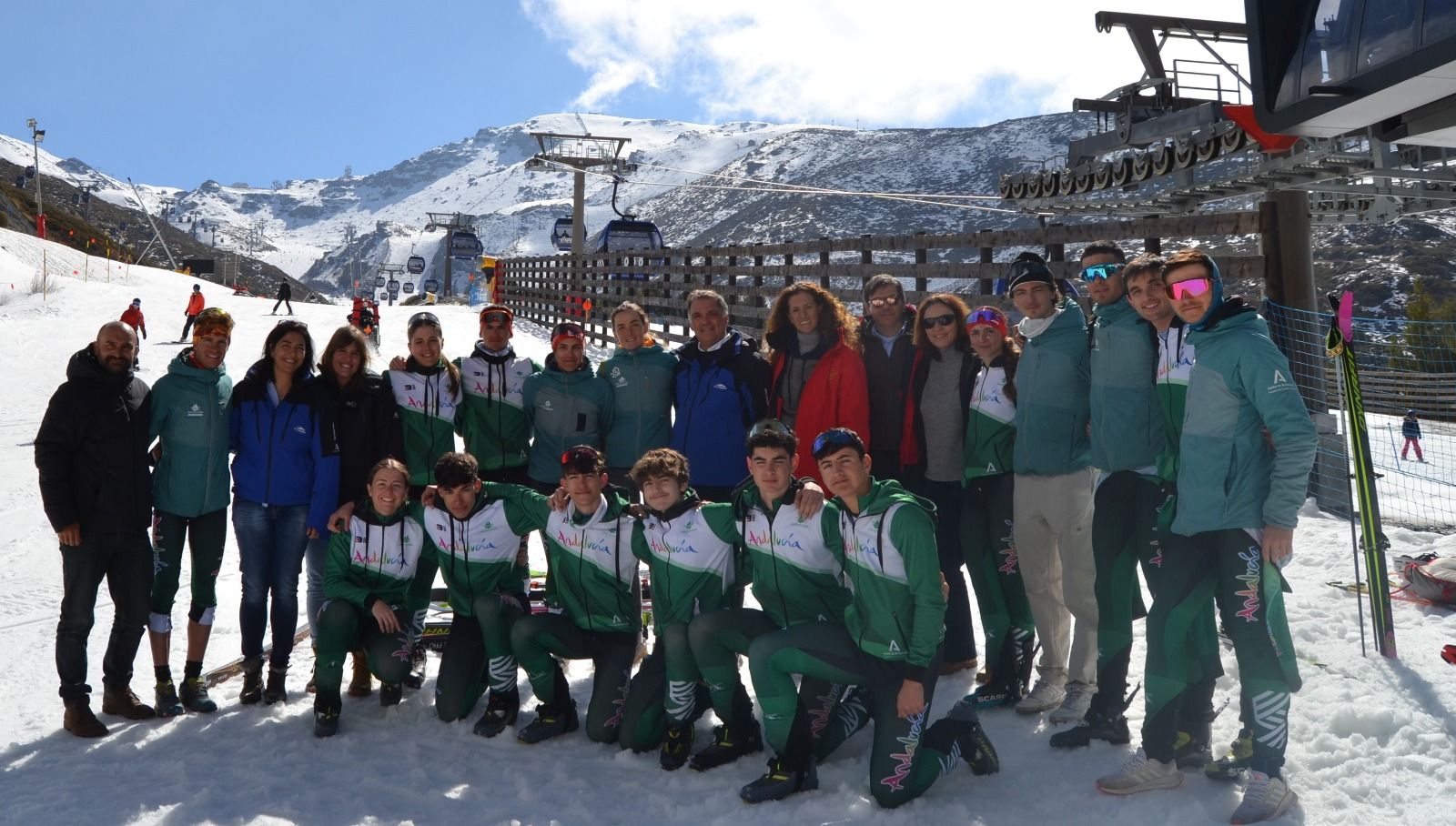 El equipo andaluz de esquí de montaña, junto a Mariola Rus.