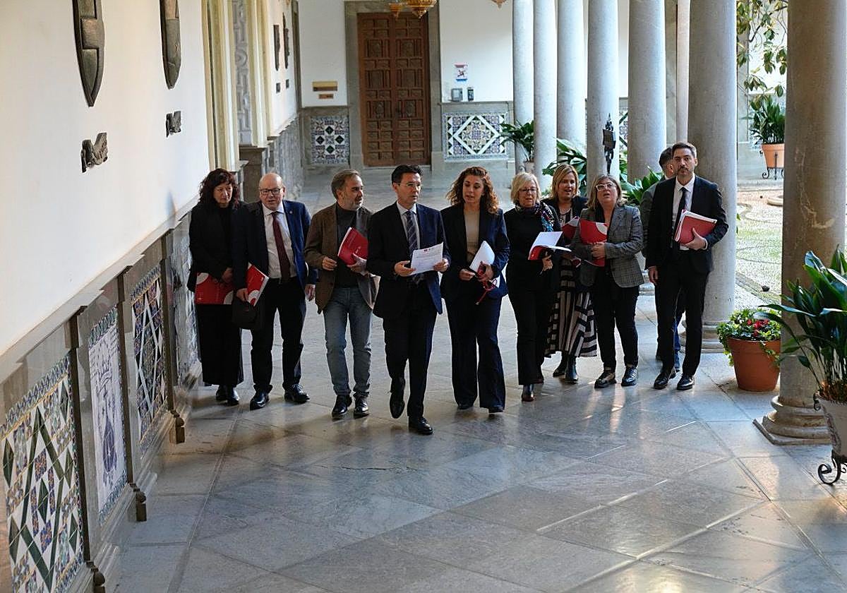 Concejales del PSOE tras presentar la solicitud de pleno extraordinario.
