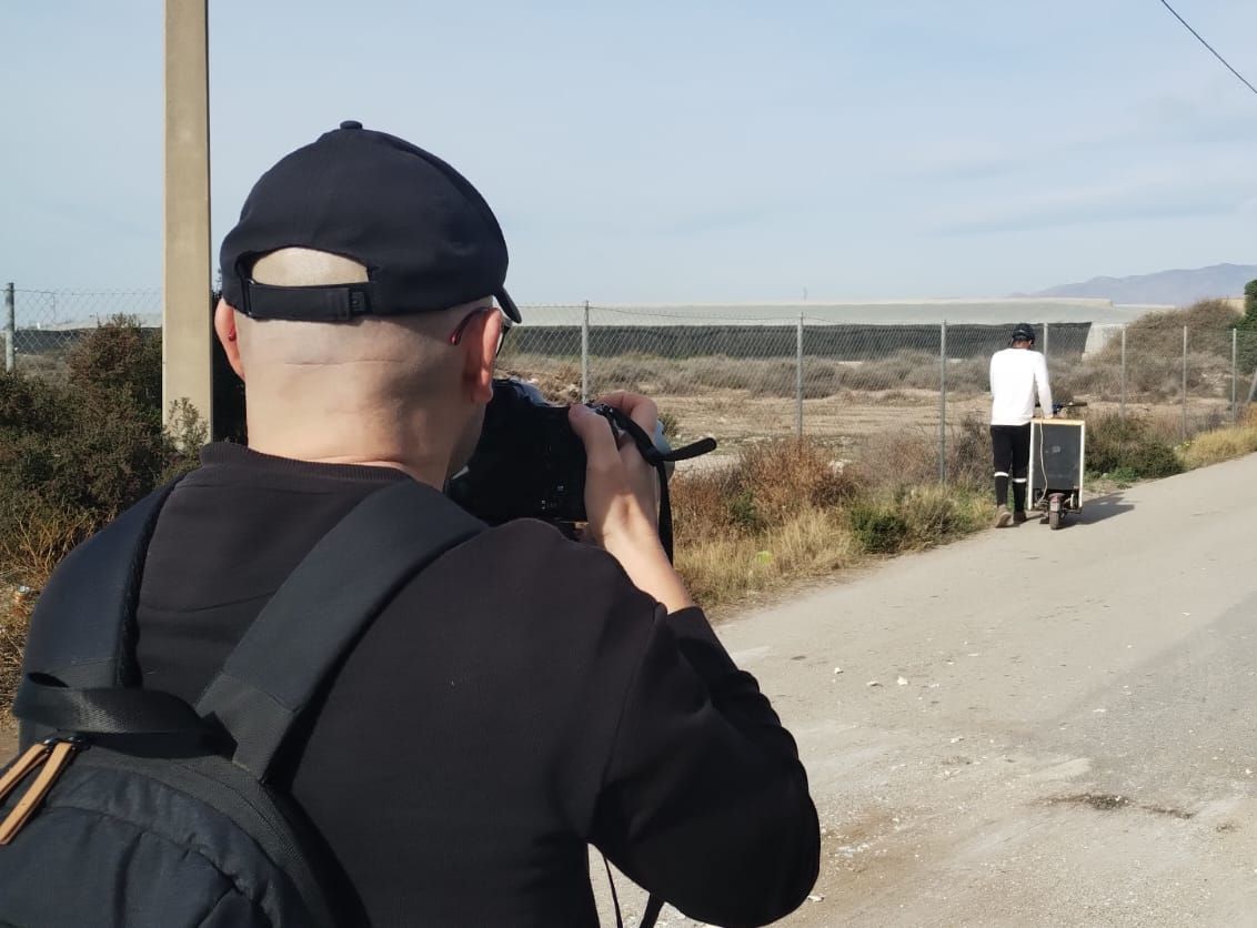 Un hombre fotografiado mientras carga con su nevera tras ser desalojado del Cortijo El Uno.