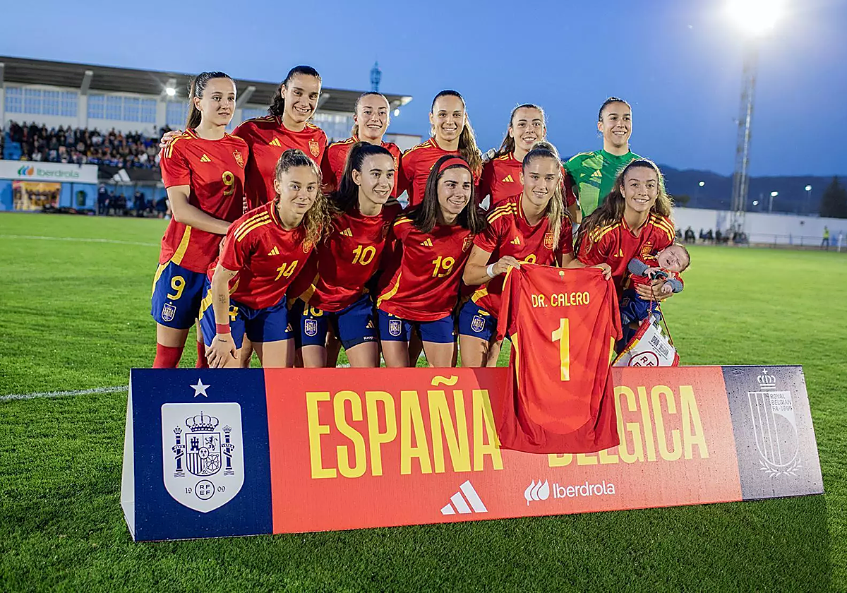 Las nazaríes Ornella y Sandra, tercera y última arriba por la derecha, con España sub23.