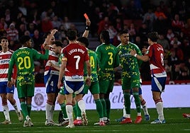 El rojiblanco Gonzalo Villar, a la derecha, es expulsado por parte del colegiado ante el Zaragoza.