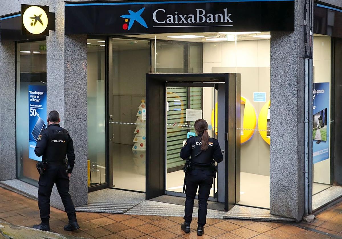 El aviso de la policía a los clientes de CaixaBank por una estafa.