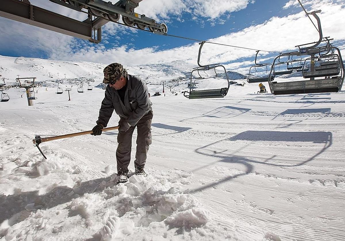 Trabajador en la estación de esquí de Sierra Nevada.