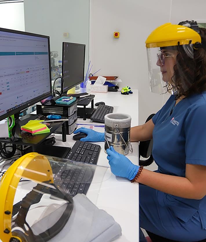 Imagen secundaria 2 - La salita donde se deposita la muestra de semen, Bidones donde se conserva el esperma. La última fase es la asignación de cada muestra a una receptora y su envío.