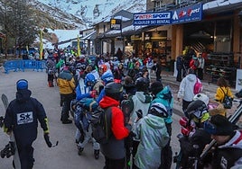 Colas para acceder a uno de los telecabinas.