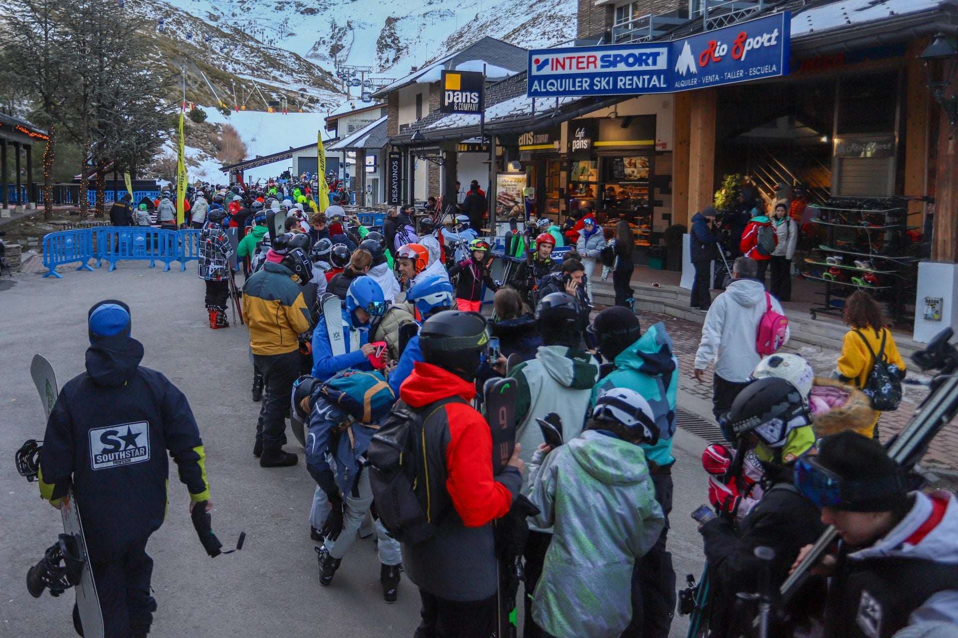 Colas para acceder a uno de los telecabinas.