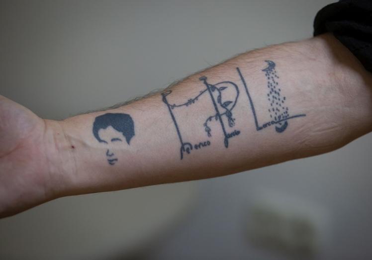 Detalle del tatuaje que luce Miguel Poveda.