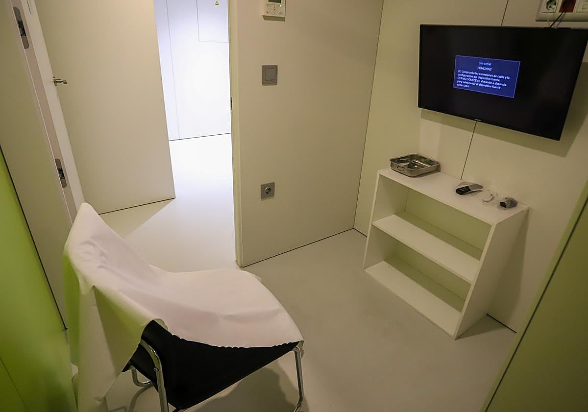 Imagen principal - La salita donde se deposita la muestra de semen, Bidones donde se conserva el esperma. La última fase es la asignación de cada muestra a una receptora y su envío.