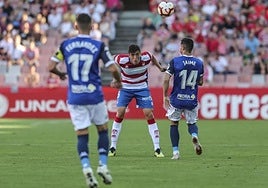 José Antonio Martínez despeja de cabeza durante un derbi con el Córdoba en Los Cármenes.
