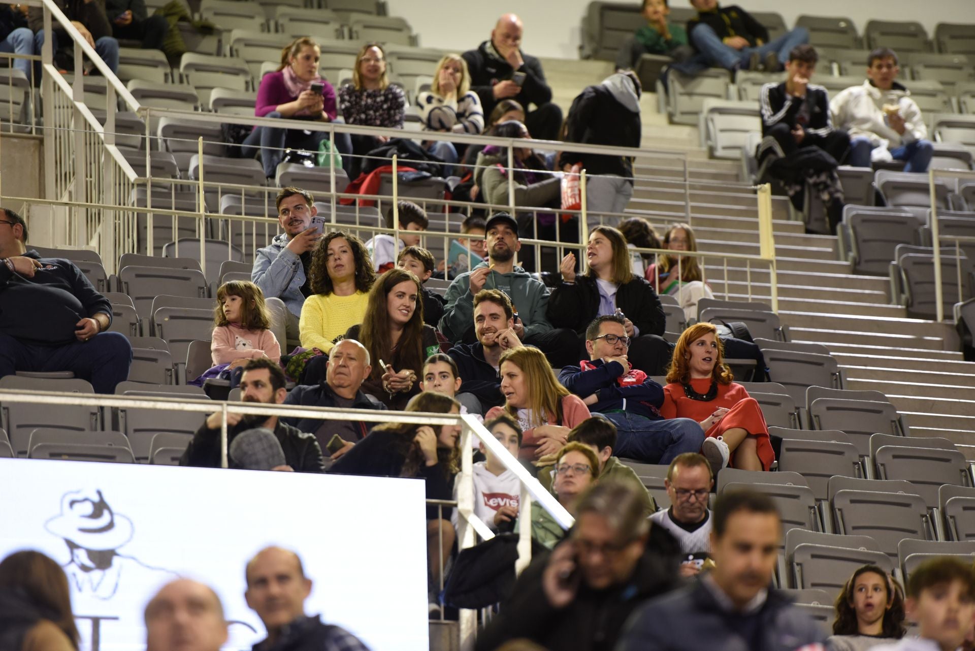 Encuéntrate en la grada del Palacio de Deportes en el Covirán-Murcia