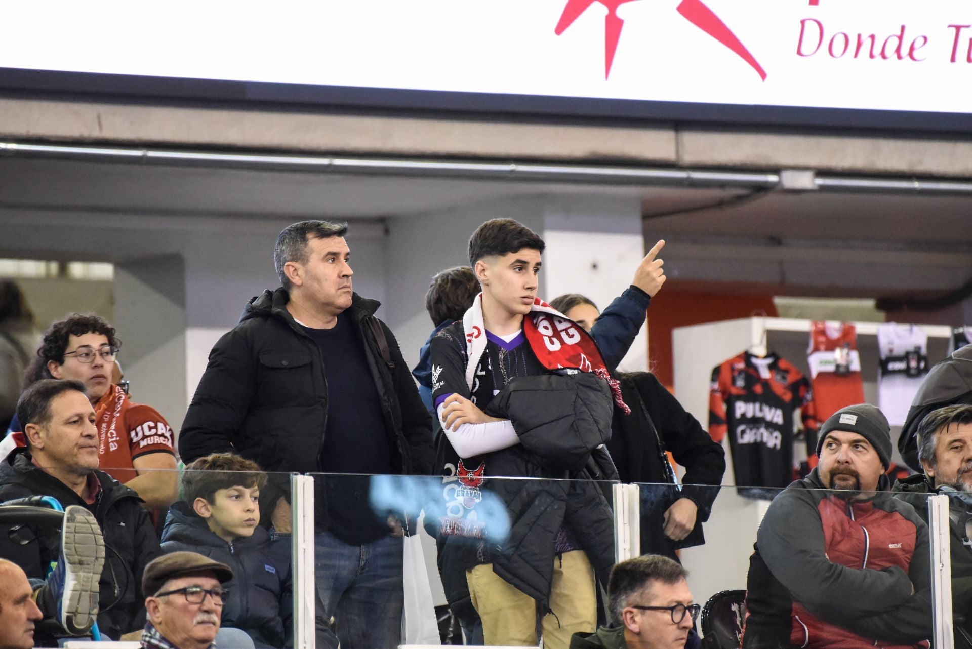 Encuéntrate en la grada del Palacio de Deportes en el Covirán-Murcia