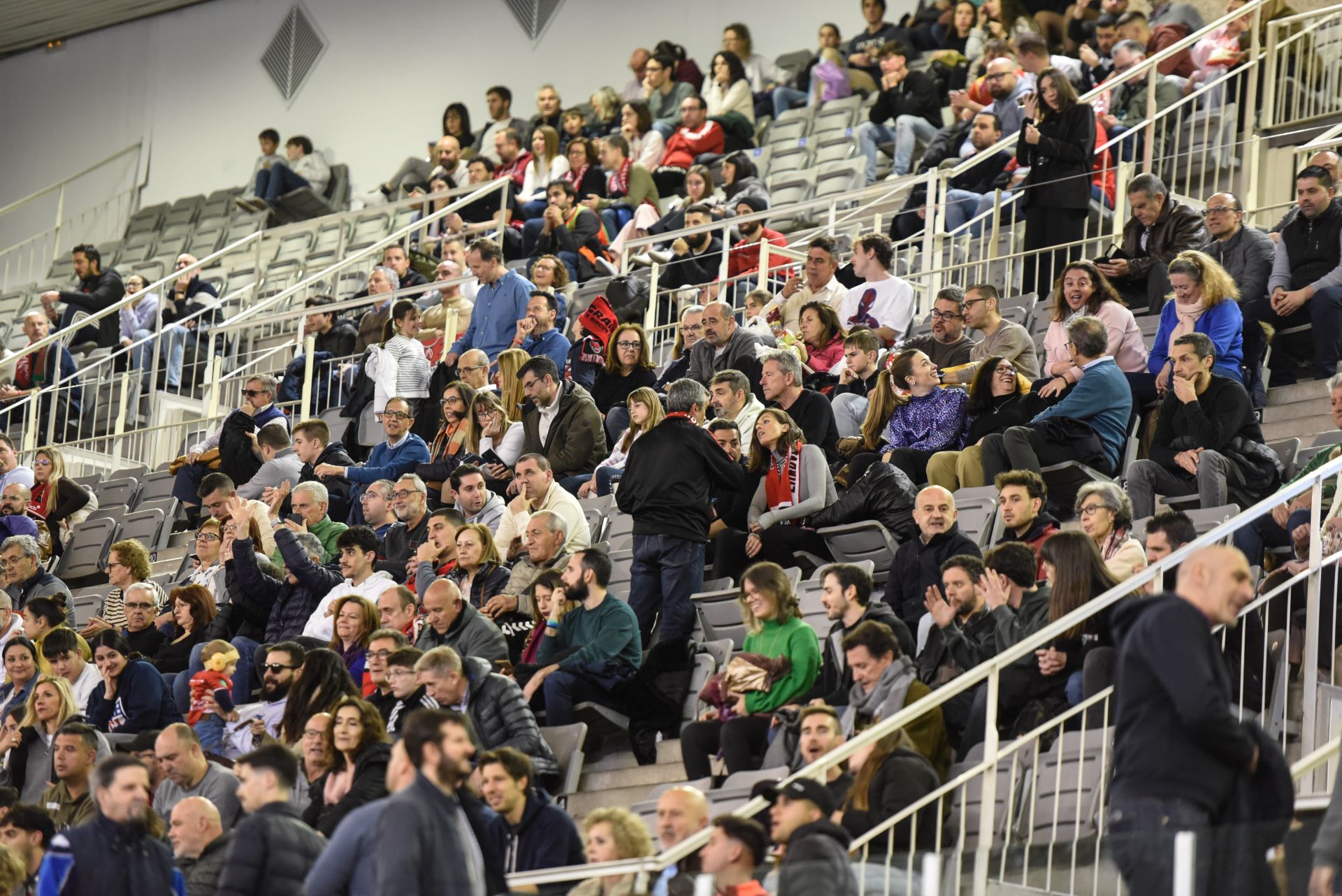 Encuéntrate en la grada del Palacio de Deportes en el Covirán-Murcia