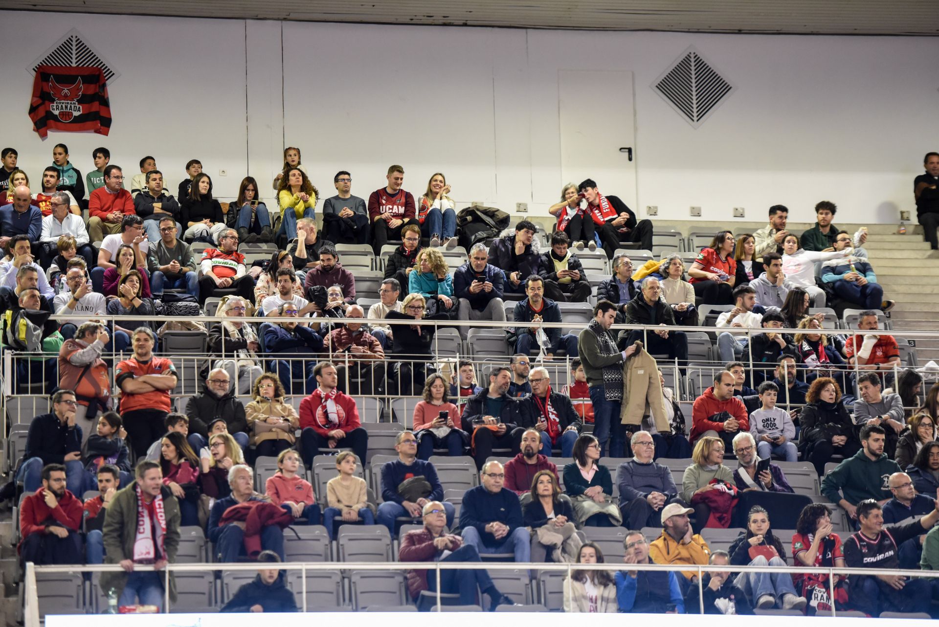Encuéntrate en la grada del Palacio de Deportes en el Covirán-Murcia