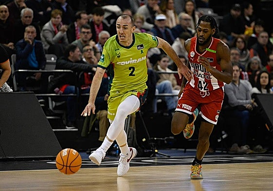 Jonathan Rousselle avanza con el balón como si jugara al fútbol, está claro que el Covirán necesitará utilizar todos los recursos a su alcance ante el UCAM Murcia.