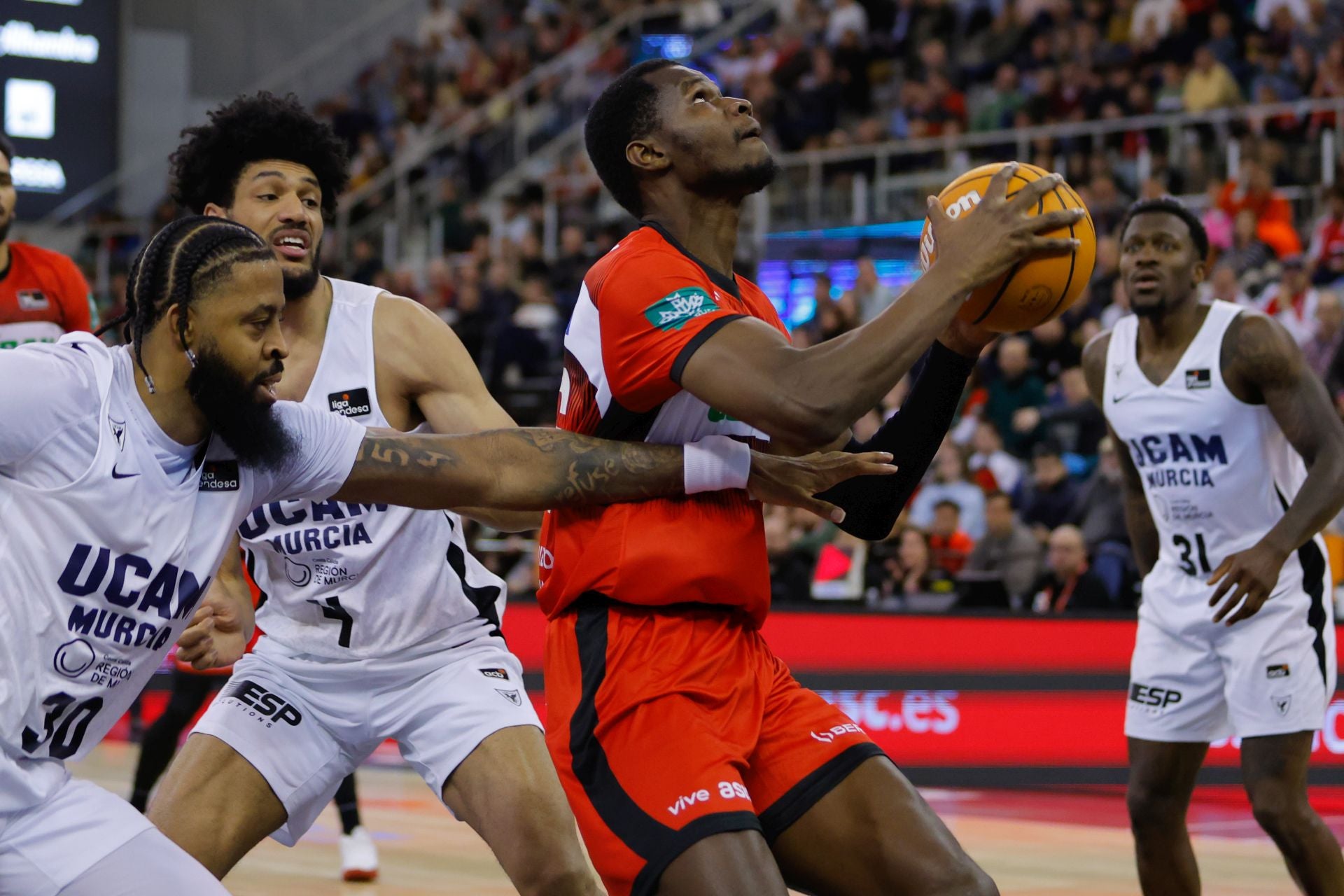 Acción durante el encuentro entre el Covirán y el UCAM Murcia, con el estreno del senegalés Ousmane Ndiaye en las filas granadinas.