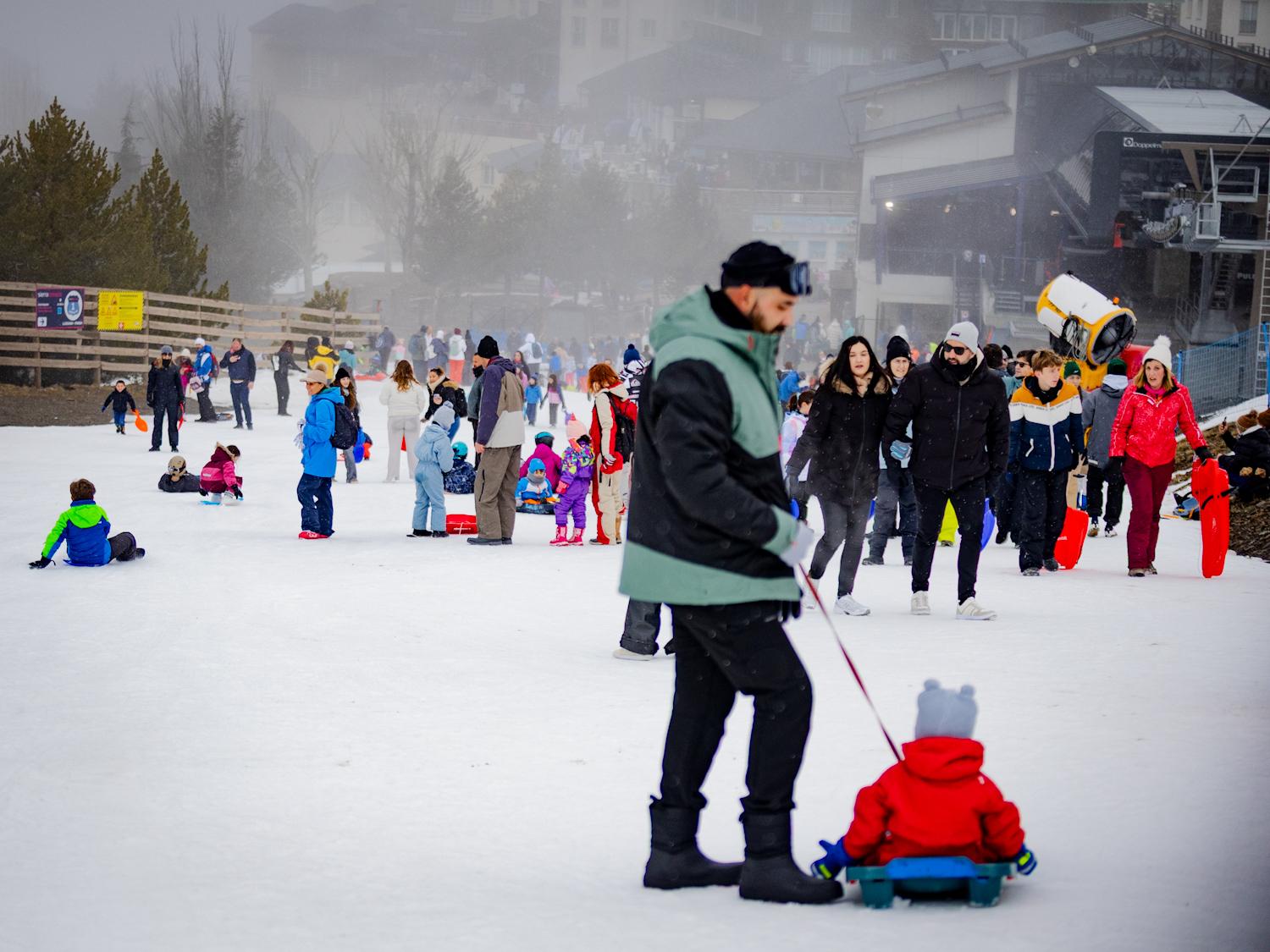 Las imágenes de Sierra Nevada plagada de trineos por el puente