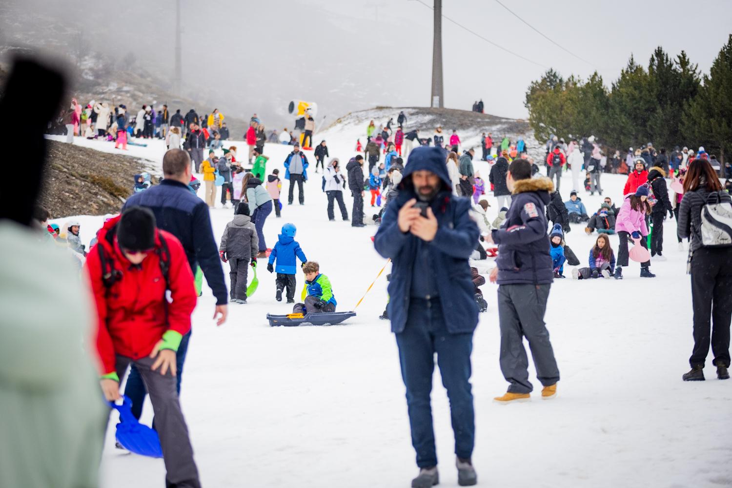 Las imágenes de Sierra Nevada plagada de trineos por el puente