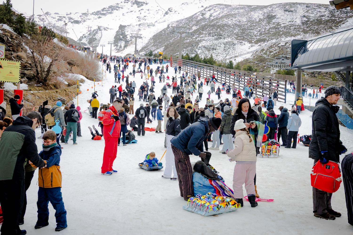 Las imágenes de Sierra Nevada plagada de trineos por el puente