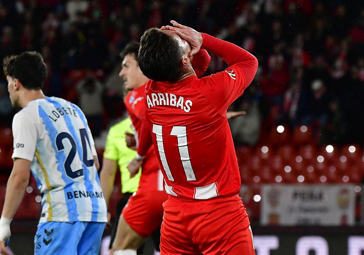 Sergio Arribas lamenta una ocasión y el Almería lamentó no matar bien el partido.