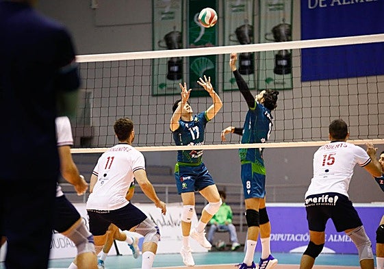 Paulo Renan Bertassoni busca a Jorge Fernández para que ataque sin boqueo.