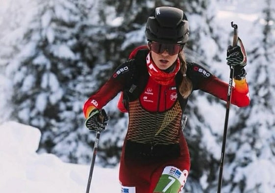 La granadina Ana Alonso, en mitad de una prueba de esquí de montaña.