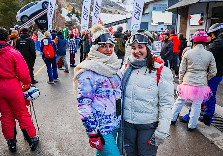 Lidia y Marta, dos esquiadoras llegadas este sábado a la estación de esquí de Sierra Nevada desde Cádiz