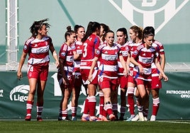 Las futbolistas del Granada celebran el tanto de Arana en Sevilla.