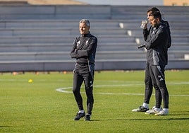 Fran Escribá contempla el entrenamiento de su equipo en la Ciudad Deportiva.