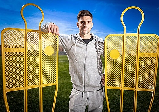 Lucas Boyé posa para IDEAL en la Ciudad Deportiva del Granada tras un entrenamiento esta semana.