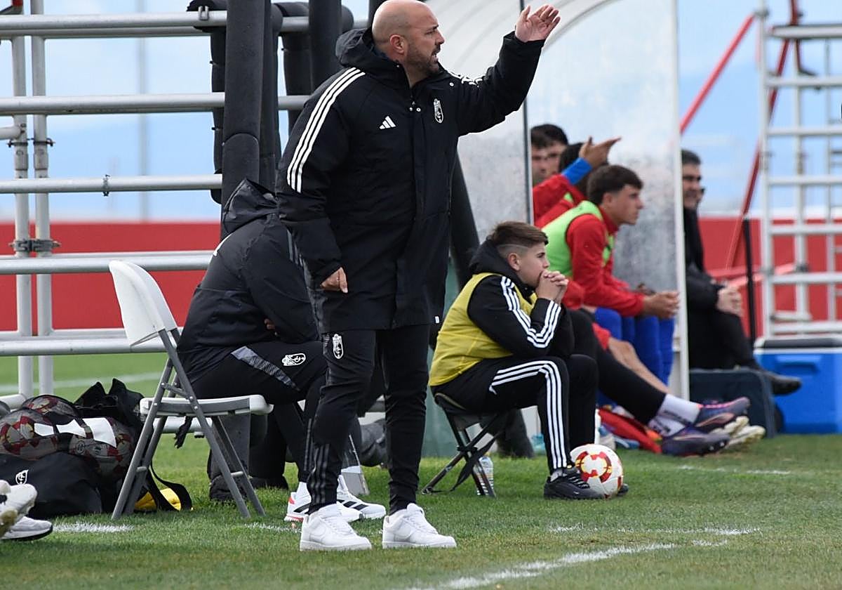 Raúl Barroso da indicaciones a sus futbolistas desde su área técnica.