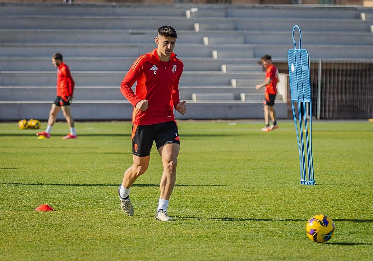 Rubén Sánchez persigue un balón durante un entrenamiento anterior en la Ciudad Deportiva.