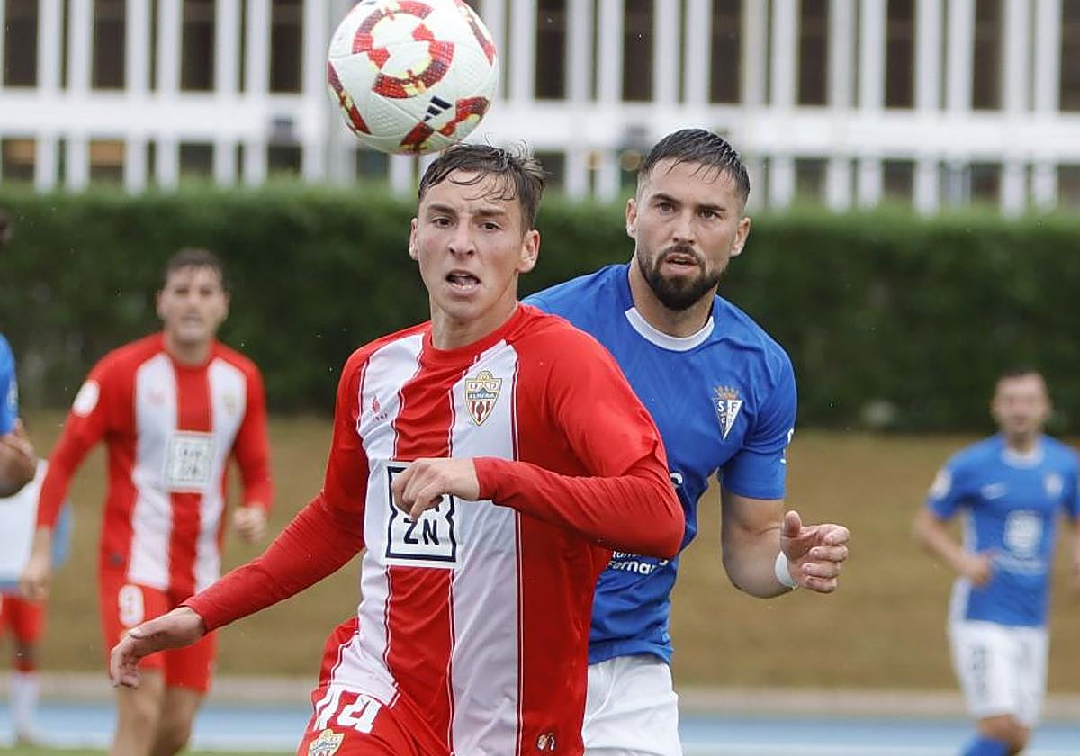 El Almería B supo defenderse, con Perovic apareciendo por los dos costados.