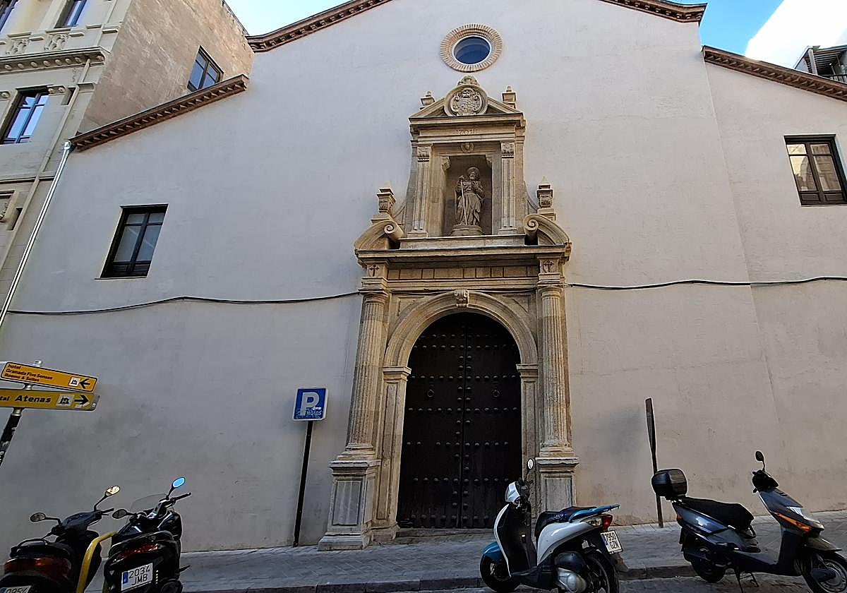 Fachada de la iglesia de Santiago, ubicada en la calle Marqués de Falces