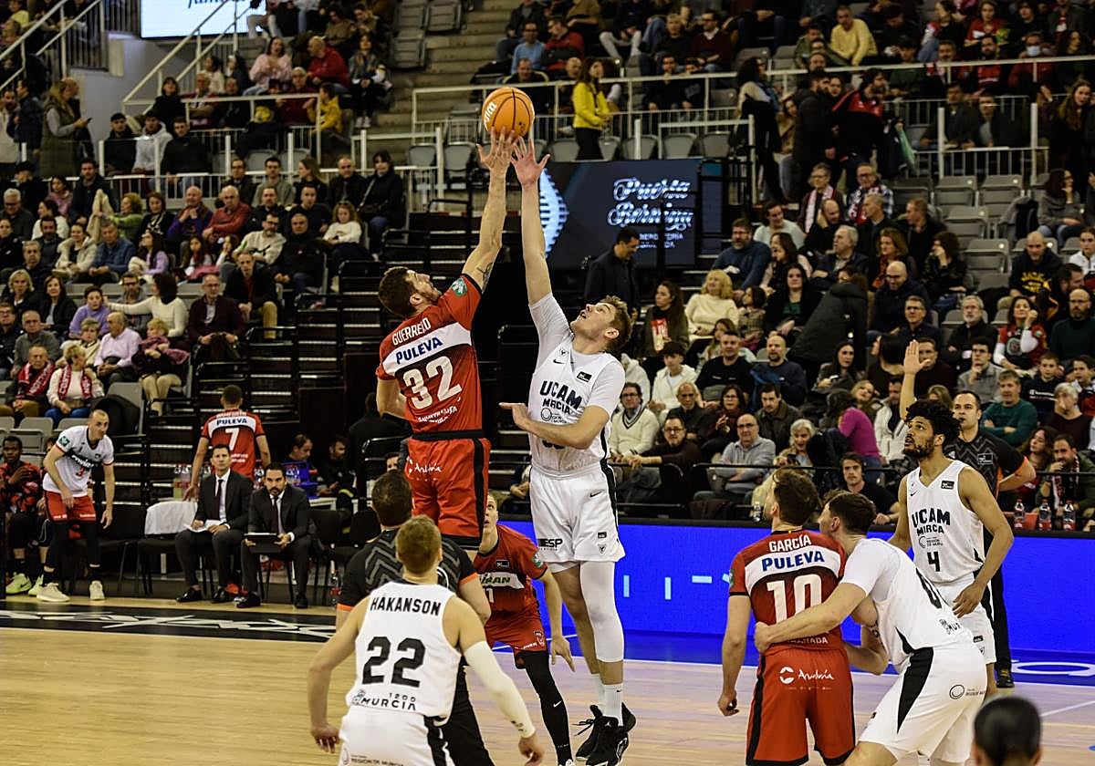 Acción del partido entre Covirán y UCAM Murcia.